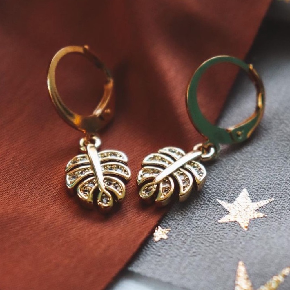 NWT Leah Cunha Crafts Palm Leaf Earrings